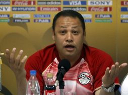 El seleccionador egipcio, El Sayed Diaa (i), habla hoy, domingo 31 de julio de 2011, durante una rueda de prensa. EFE  /