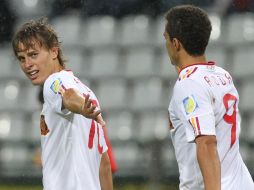 El jugador español Sergio Canales (Izquierda) celebra con su compañero Rodrigo (d) después de anotar un gol ante Ecuador. EFE  /