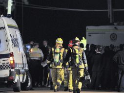 La policía y los funcionarios del Bomb Squad patrullan las calles mientras se atiende a la joven. EFE  /
