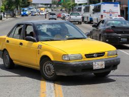 Varios automovilistas evadieron al agente vial y dieron vuelta algunos metros después del semáforo. A. GARCÍA  /