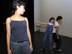 En primer plano Nayeli Santos; al fondo Meztli Robles y Gabrielo Rodríguez, ayer en el foro. A. GARCÍA  /