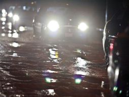 En Avenida Federalismo, entre Juárez y Washington, algunos autos quedaron varados por la intensa lluvia. ARCHIVO  /