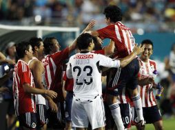Luis Verduzco (7) celebra con sus compañeros tras anotarle el cuarto gol al Barcelona. REUTERS  /