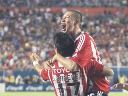 El campeón sub-17, Giovani Casillas, celebra su gol con su compañero Jesús Sánchez. AP  /