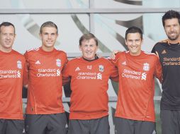 El técnico Kenny Dalglish (centro) posa con las nuevas incorporaciones. REUTERS  /