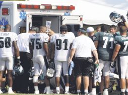 Todo el plantel de las Águilas de Filadelfia estaba al pendiente de su compañero Mike Patterson. AP  /