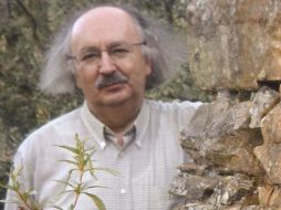 Colonias declara que la poesía se vive de forma apasionada y cuyos lectores son el futuro. EFE  /