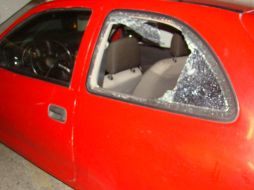 Vista del auto afectado por los incriminados. ESPECIAL  /