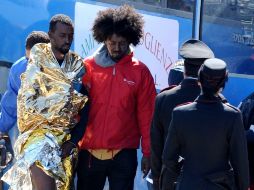 La embarcación se encontraba a la deriva desde el día de ayer por lo que los inmigrantes presentan deshidratación. ARCHIVO  /