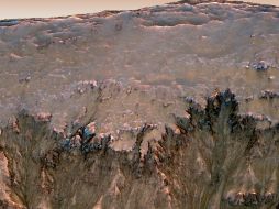 Fotografía en la que se observan los flujos que aparecen en primavera y verano en una pendiente dentro del crater Newton de Marte. EFE  /
