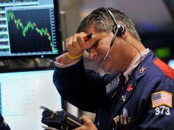 Mercados alrededor del mundo experimentaron fuertes caídas. Un trabajador reacciona hoy en la Bolsa de Nueva York, que bajó 4.31%. AFP  /