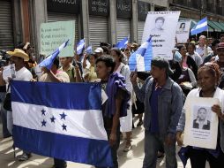 Integrantes de la 'Caravana paso a paso hacia la paz' marchan. ARCHIVO  /