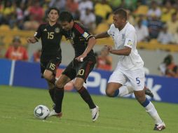 El jugador Érick Torres (c) es marcado por el británico Reece Brown (d) en el partido en Cartagena. EFE  /