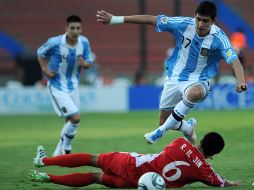 Batagglia se quita la barrida del jugador coreano Ri Il Jin. AFP  /