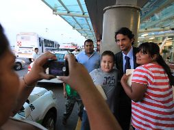 Luis Michel posa para una foto. Los jugadores de Chivas fueron recibidos en el aeropuerto por aficionados. A. CAMACHO  /