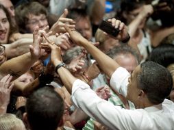 El mandatario estadounidense saluda a los asistentes a su festejo. AFP  /