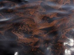 Expertos tomaron muestras de la mancha para dilucidar si es parte de los vertidos de crudo que comenzaron en junio. ESPECIAL  /