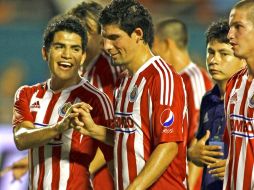 Jugadores de Chivas celebran triunfo de partido amistoso ante Barcelona, en Miami. AFP  /