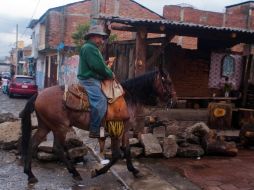 En algunas localidades de Michoacán, los pobladores se montan guardias para impedir el paso de grupos delincuenciales. NOTIMEX  /