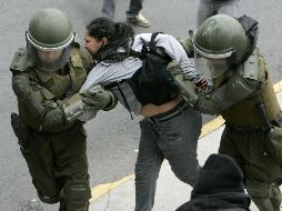 Una estudiante es detenida por la policía antidisturbios durante una manifestación en Santiago. REUTERS  /