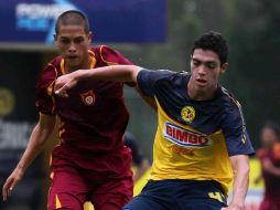 Foto de accion de Raúl JImenez (D) de América. MEXSPORT  /