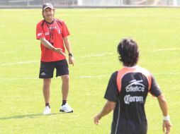 El directivo 'rojinegro' durante un entrenamiento dentro de su club en Colomos. EL INFORMADOR  /