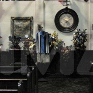 Publican foto del entierro de Sheen en ''Two and a Half Men''