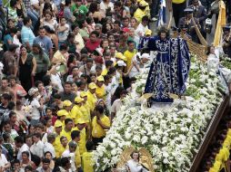 La estatua de Jesucristo durante la procesión es apreciada por los fieles. REUTERS  /