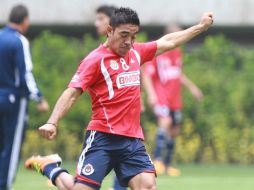 Marco Fabián realiza un tiro durante la práctica de ayer en el Omnilife. E. PACHECO  /