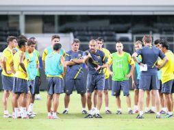 Guardiola dio una charla técnica a sus pupilos, ayer en el estadio de los Vaqueros en Texas. EFE  /