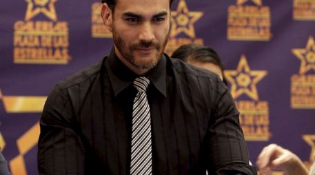 Zepeda plasmó las huellas de sus manos en la Plaza de las Estrellas. NTX  /