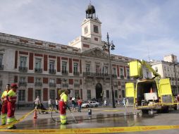 Los 'indignados' permitieron que los equipos de limpieza dejaran lista la Puerta del Sol para los turistas y el público. EFE  /