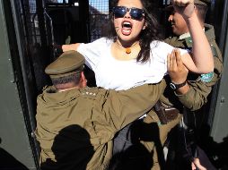 Una estudiante es arrestada mientras grita consignas contra el gobierno de Chile. REUTERS  /