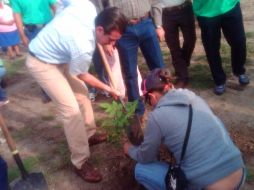 El primero en plantar un arbolito fue el presidente municipal, Miguel Castro Reynoso. T. VILLASEÑOR  /