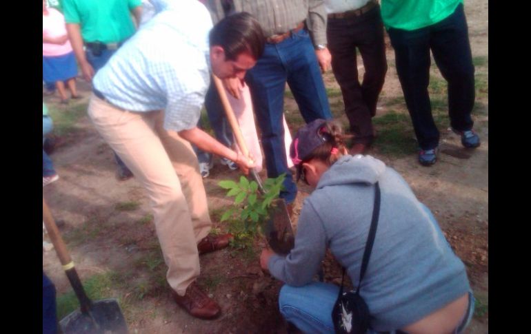 El primero en plantar un arbolito fue el presidente municipal, Miguel Castro Reynoso. T. VILLASEÑOR  /