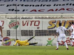 Ochoa (C) pierde un gol de Antoine Devaux (fuera de cuadro) ante la mirada de sus contrincantes del Toulouse. AFP  /