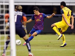 El jugador del FC Barcelona David Villa (C) dispara el balón para anotar un gol ante el Óscar Rojas (D) del América. EFE  /