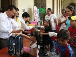 Momento de la entrega de útiles a menores. A los niños también se les regaló fijador para el cabello. ESPECIAL.  /