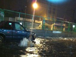 Las fuertes lluvias de esta noche generaron diversos encharcamientos en las arterias de la ZMG. @argenis3  /
