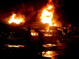 Al menos 16 camiones-cisterna que transportaban carburante para las tropas de la OTAN en Afganistán fueron destruidos. REUTERS  /