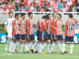 Los jugadores de Chivas terminaron el partido molestos por su falta de contundencia. E. PACHECO  /