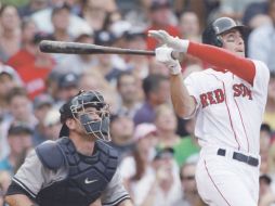 Jacoby Ellsbury observa su batazo que terminó como cuadrangular impulsor de tres carreras. AP  /