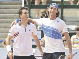 El tenista italiano Daniele Bracciali y el mexicano Santiago González celebran su victoria. EFE  /
