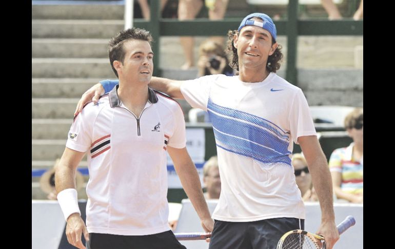 El tenista italiano Daniele Bracciali y el mexicano Santiago González celebran su victoria. EFE  /