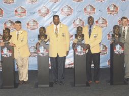 Marshall Faulk, Chris Hanburger, Richard Dent, Shannon Sharpe, Jon Richter, el hijo de Les Richter, y Deion Sanders posan. REUTERS  /