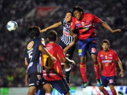Joel Huiqui del Morelia y el rayado Darío Carreño pelean por el balón durante el partido del sábado. EFE  /