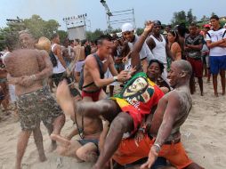 Cientos de jóvenes asisten  a la Fiesta del Verano en la Playa de Jibacoa. EFE  /