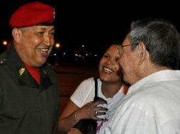 Chávez fue recibido por el mandatario cubano Raúl Castro (der. de espaldas). AP  /