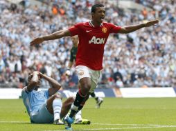 Ya en tiempo de compensación, Nani logró destrabar el empate para darle la victoria a los 'reds'. AP  /