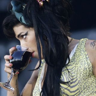 ‘El problema fue que reemplazó las drogas con alcohol’: Amigo de Amy Winehouse